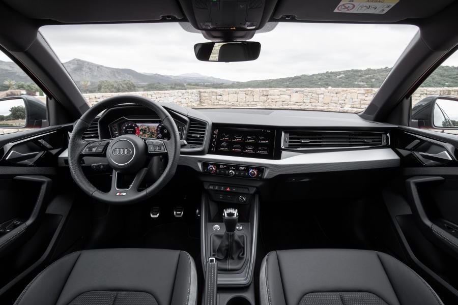 Торпедо Audi A1 Sportback 30 TFSI Advanced 2018 года  (WW) (фото 14 из 16)